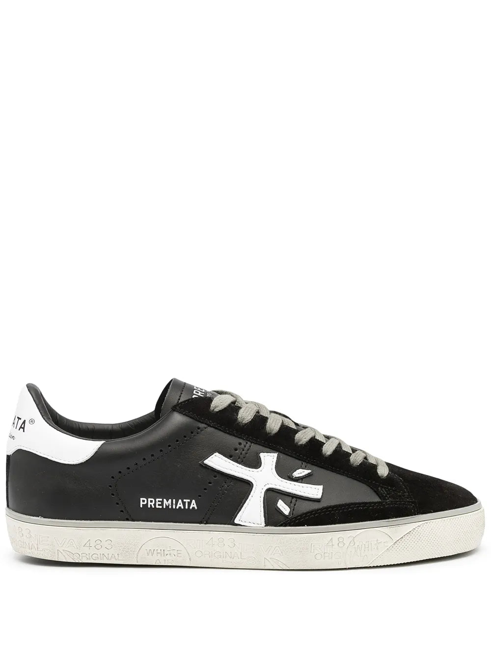 Premiata tenis con parche del logo