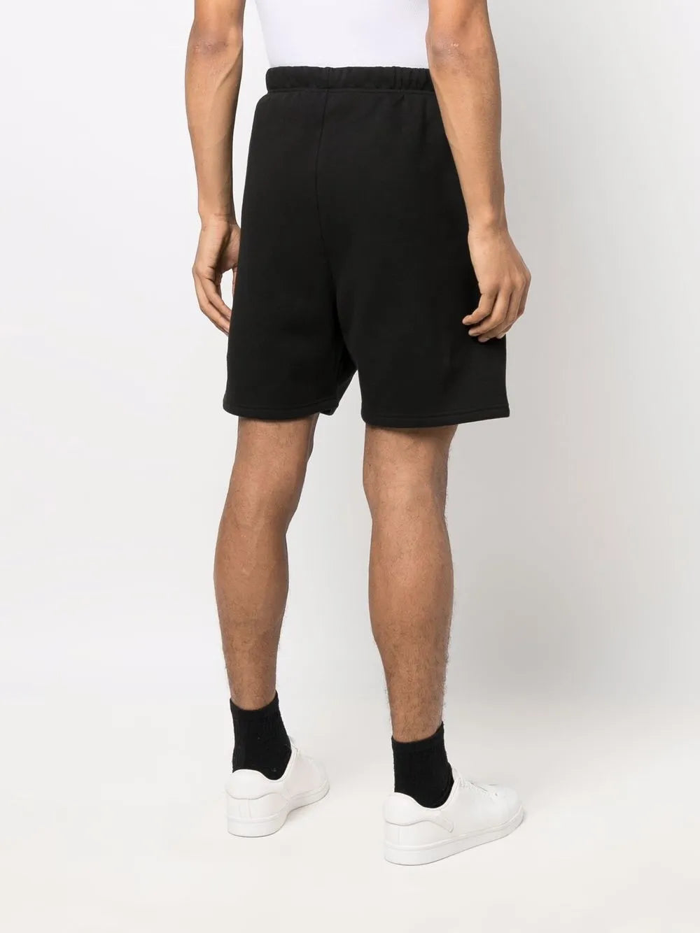 FEAR OF GOD ESSENTIALS shorts con apliques del logo