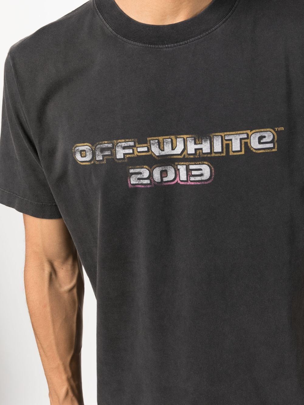 Playera Off-White con logo estampado