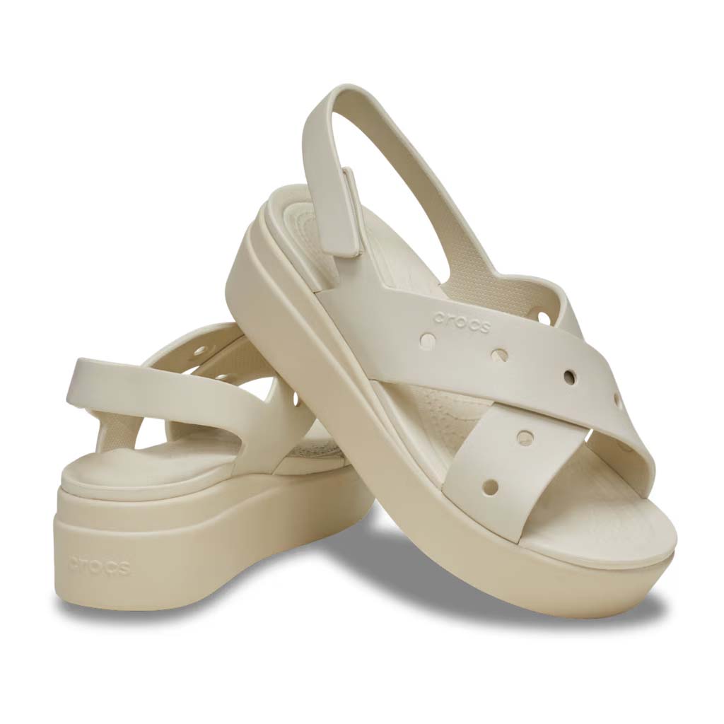 Crocs Women's Brooklyn 4U Cross Strap Sandal - Café 2MC - vista 2