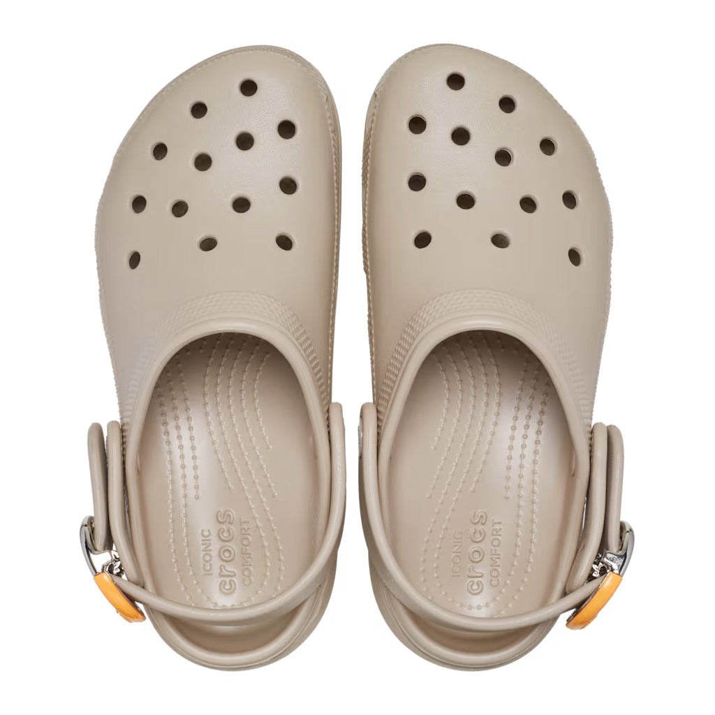 Crocs Women's Classic Platform Buckle Clog - Café 2NM - vista 3