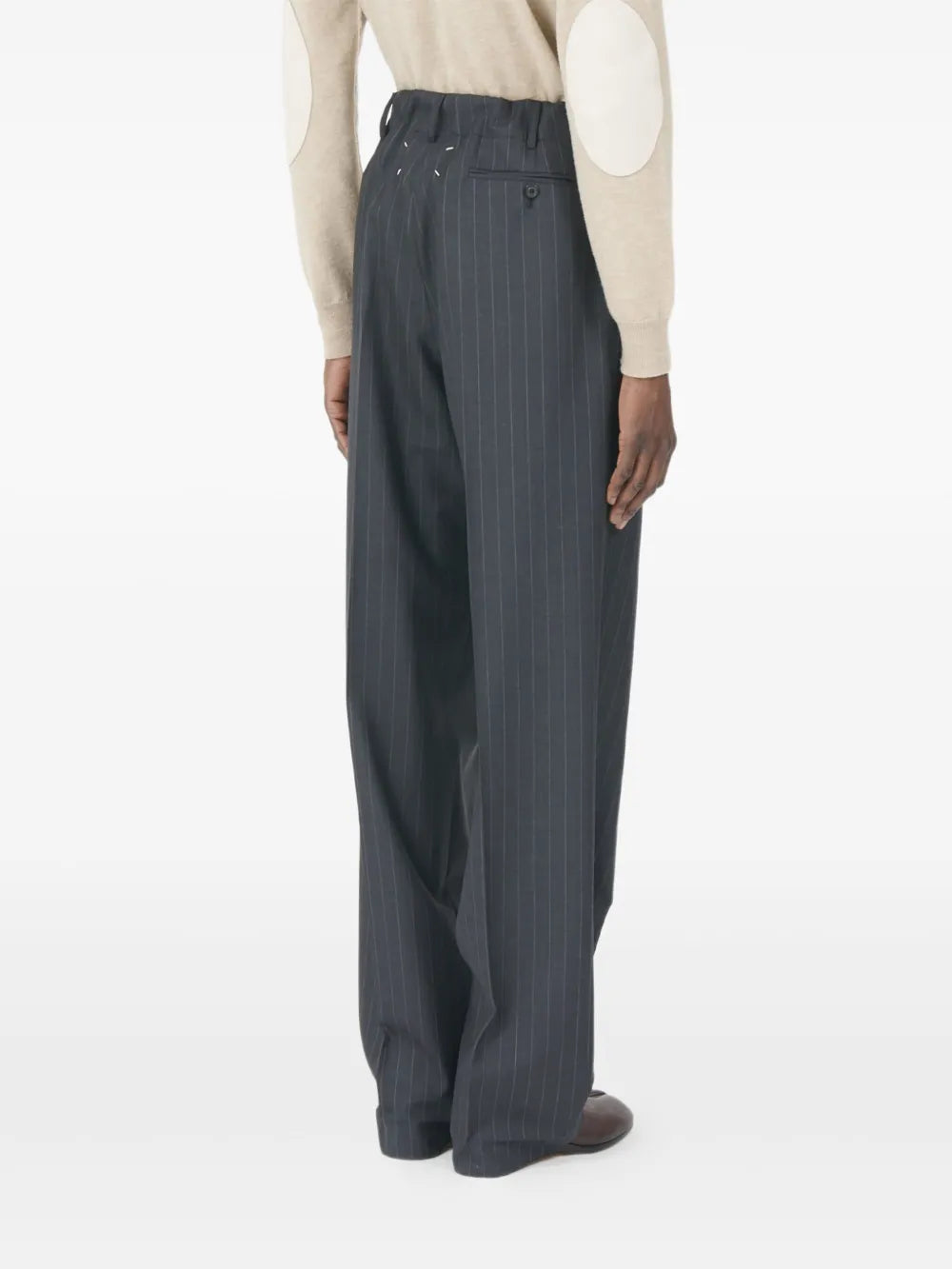 Maison Margiela pantalones con pinzas y motivo de rayas diplomáticas - Gris - imagen 4