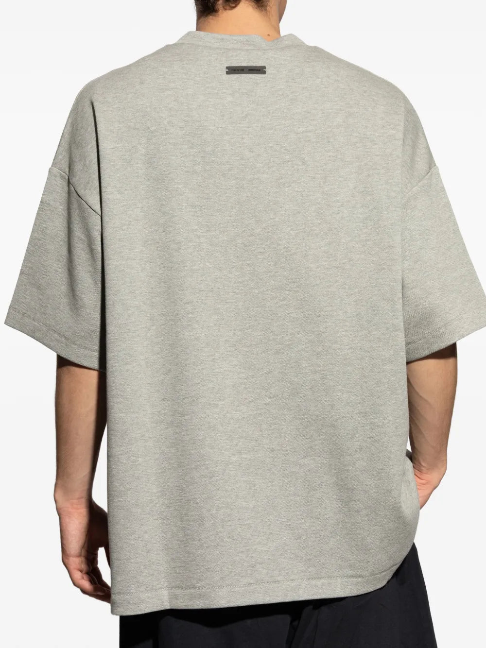 FEAR OF GOD ESSENTIALS playera manga corta con placa del logo