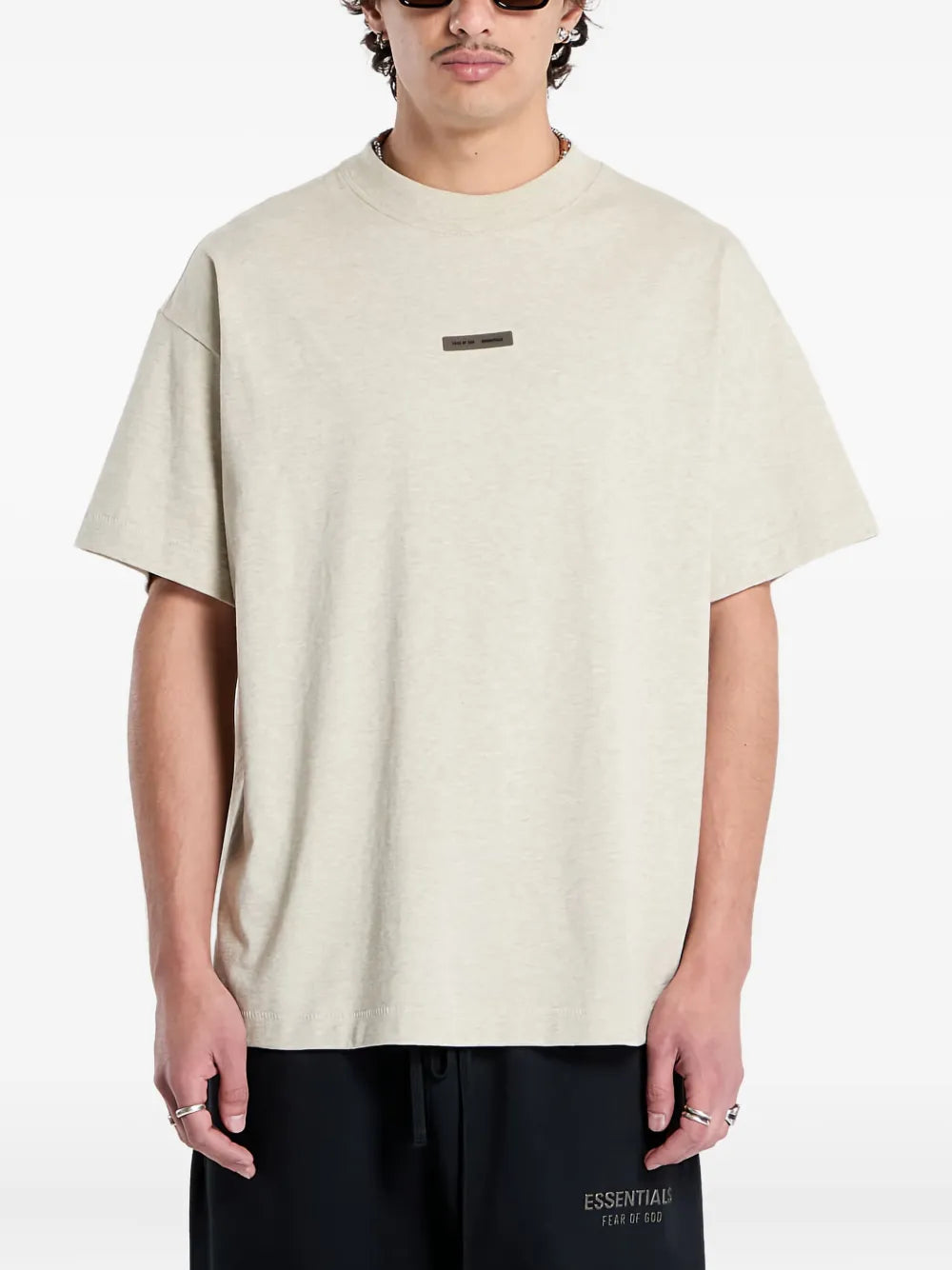 FEAR OF GOD ESSENTIALS playera con placa del logo