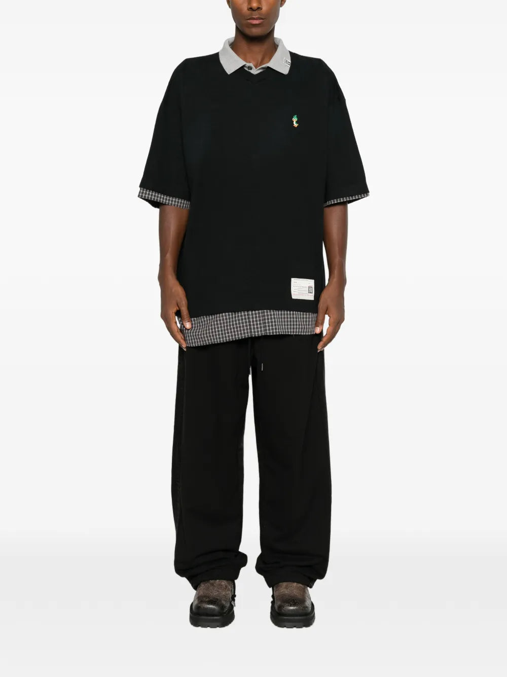 Maison MIHARA YASUHIRO playera con parche del logo y diseño a capas - negro
