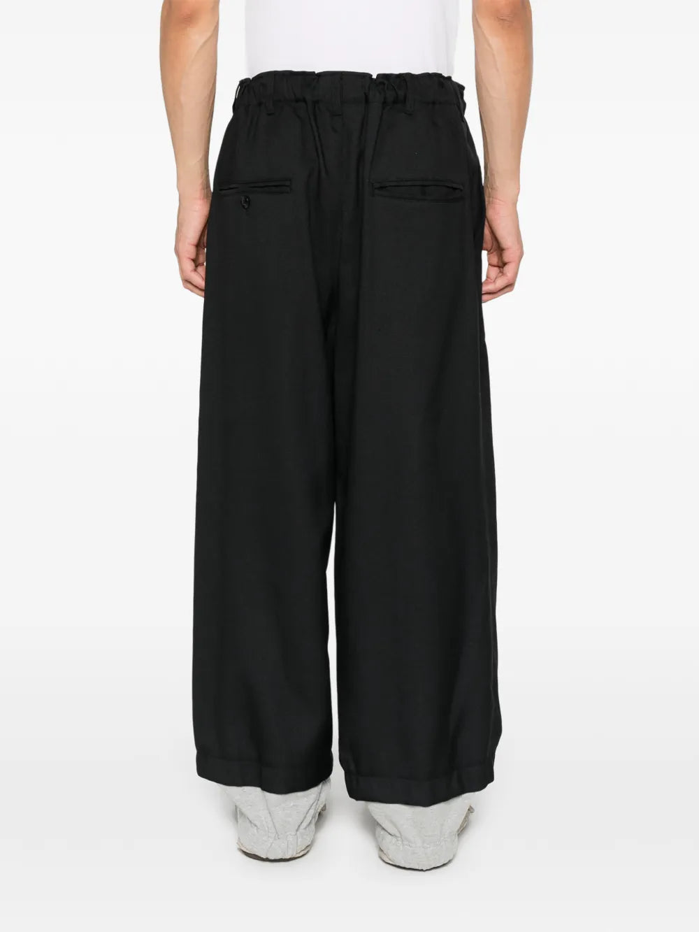 Maison MIHARA YASUHIRO pantalones con parche del logo y bolsillo - negro