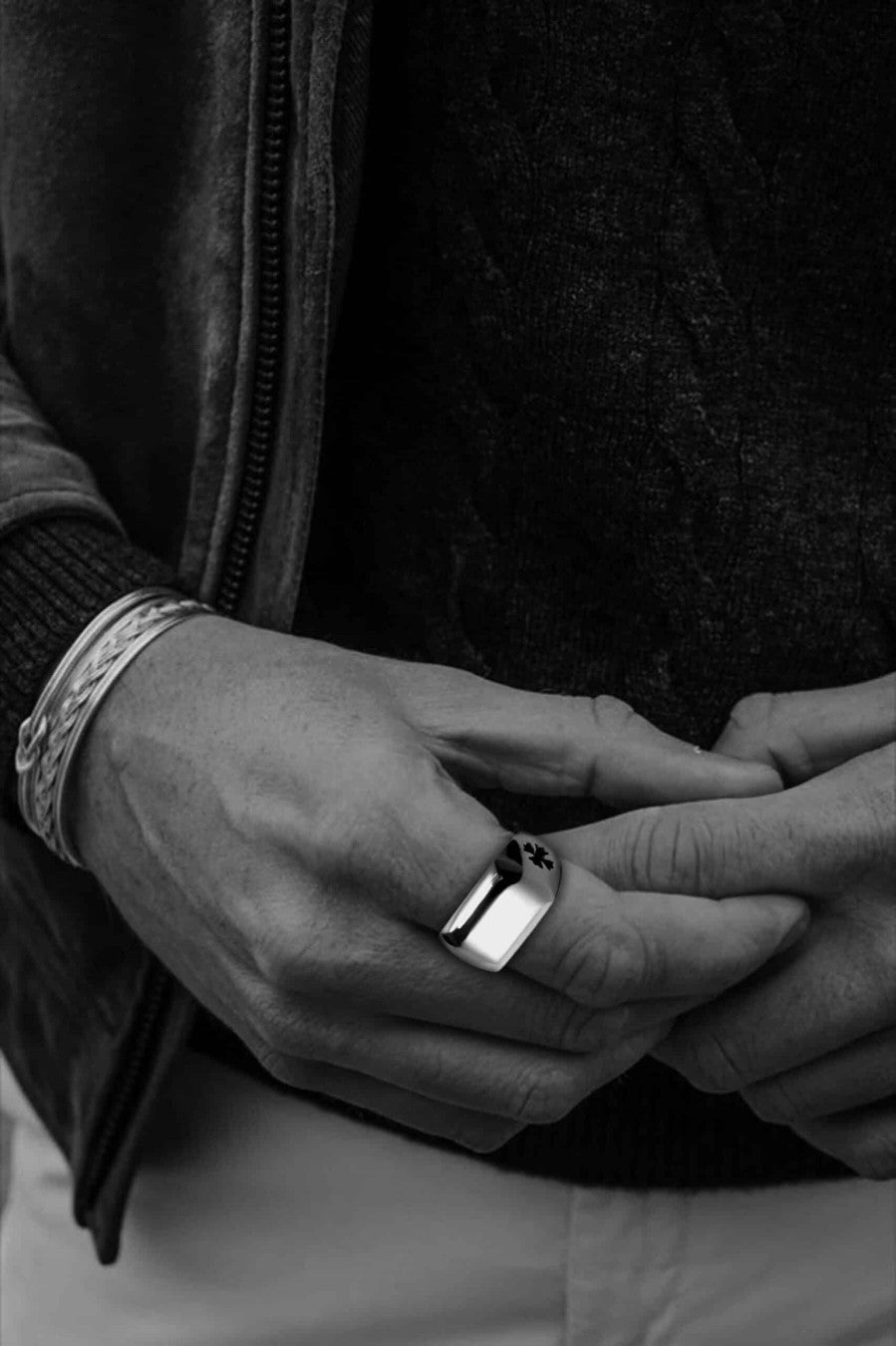 Chrome Hearts Anillo de cola de media cruz 720