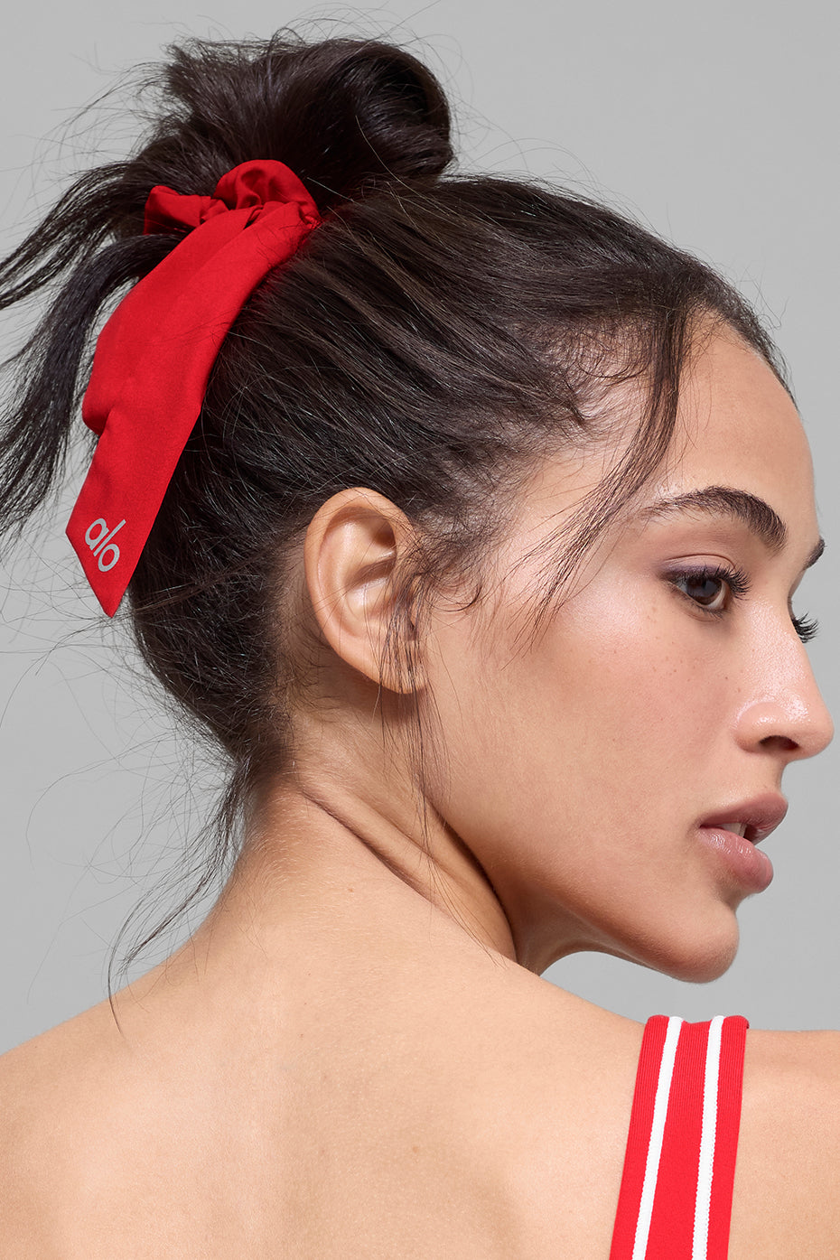 Alo Yoga Love Knots Tie Scrunchie - Bright Red - imagen 2