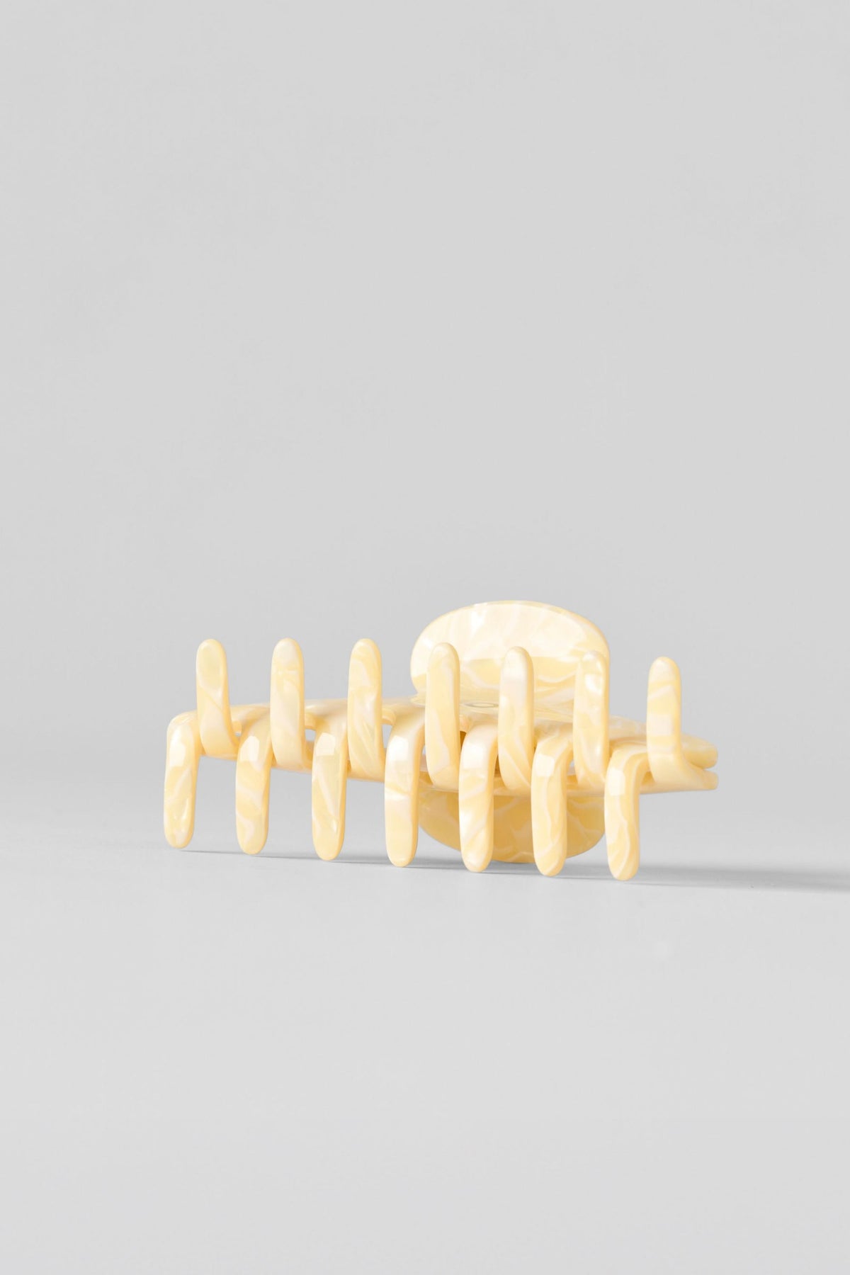 Alo Yoga 90's Claw Clip - Warm Butter Pearl - imagen 4