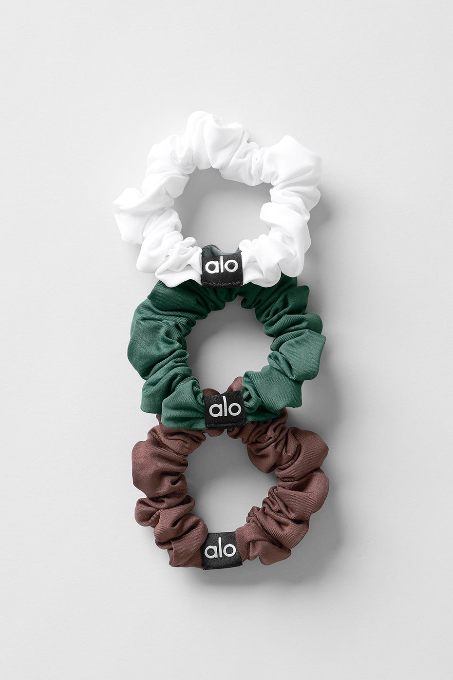 Alo Yoga Fresh Mini Scrunchie 3-Pack - Brownstone/White/Clover Green - imagen 1