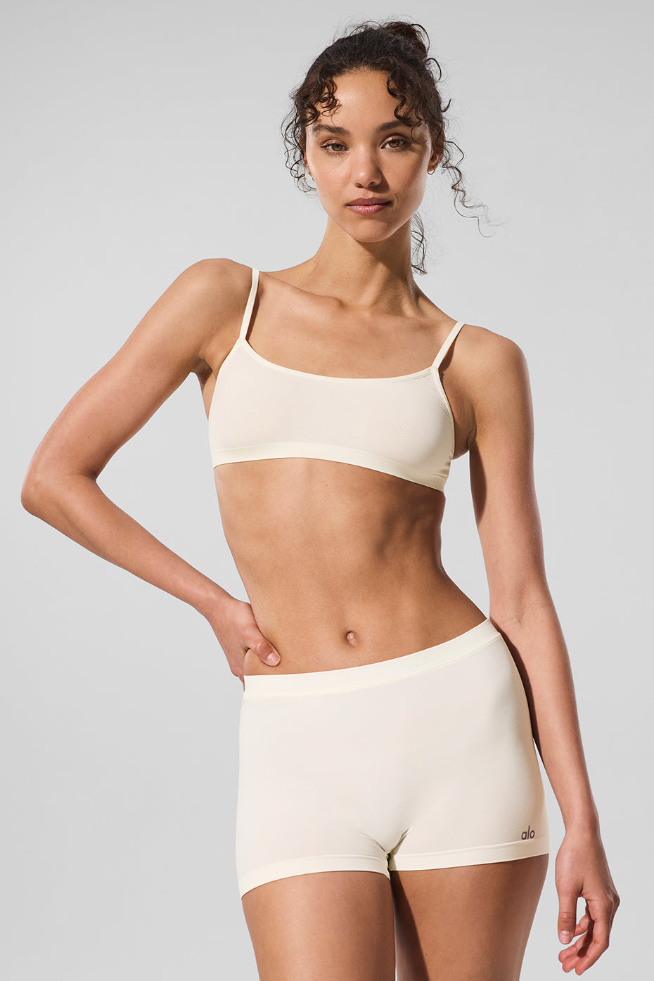 Alo Yoga Sheer Glow Boyshort - Ivory - imagen 1