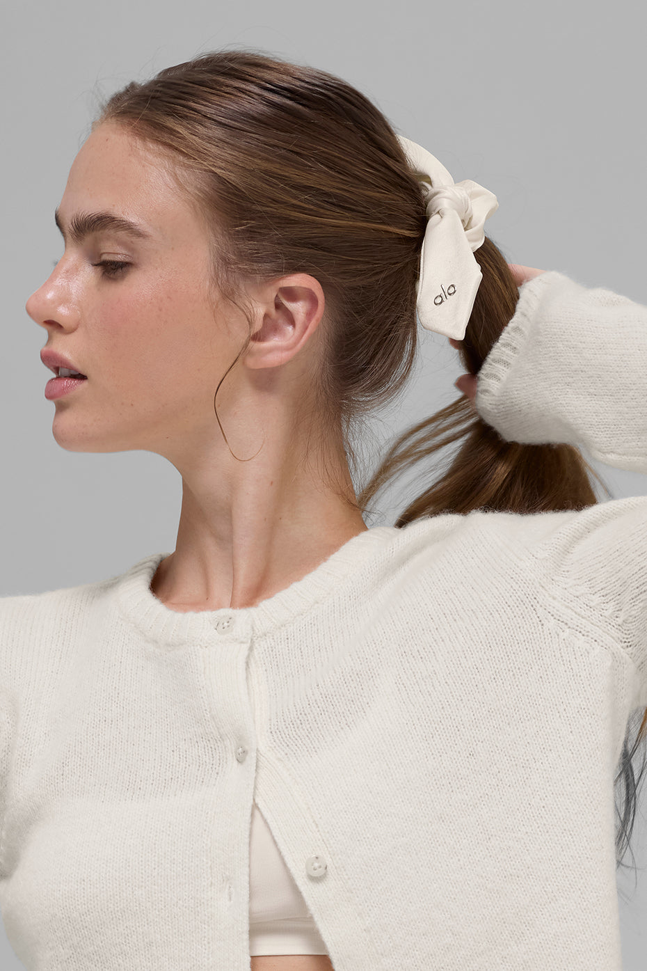 Alo Yoga Airlift Rhythm Scrunchie - Ivory - imagen 2