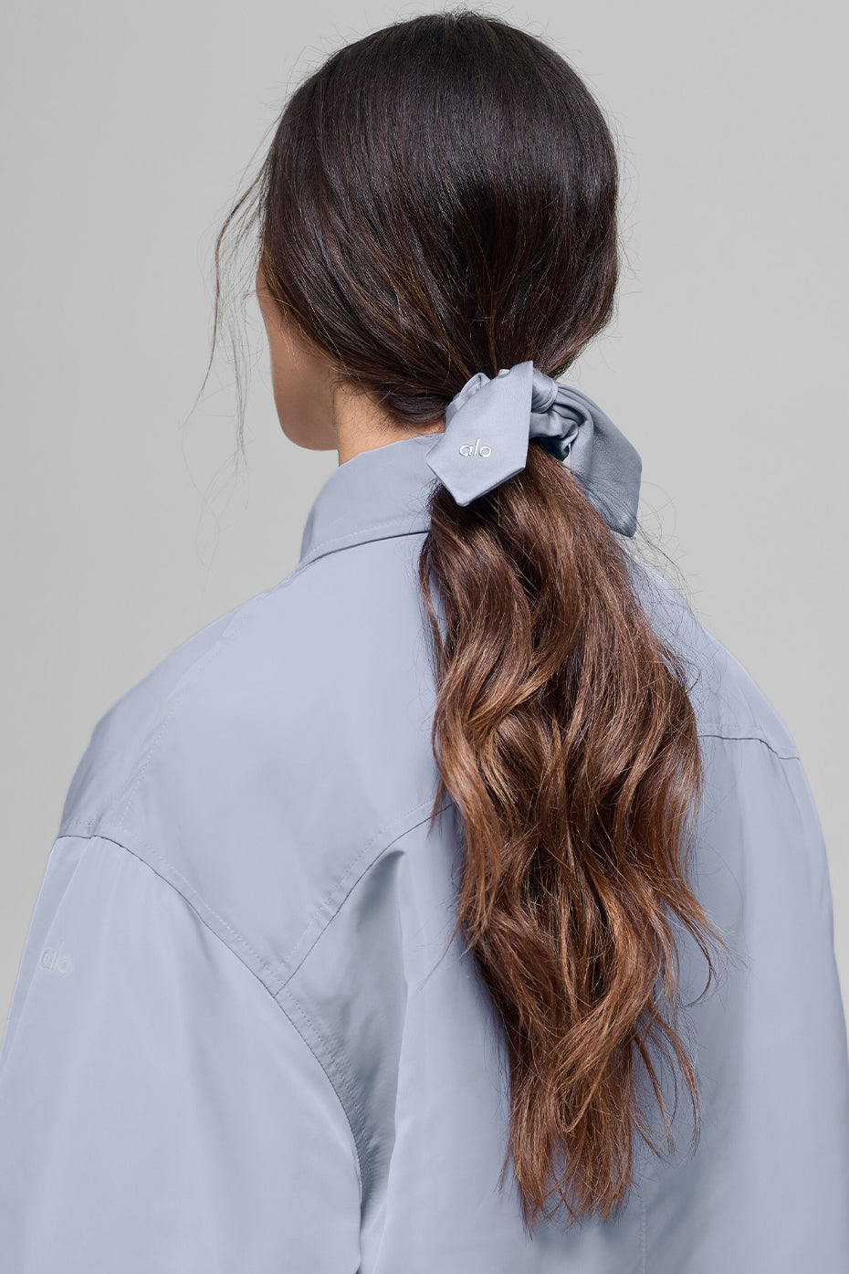 Alo Yoga Airlift Rhythm Scrunchie - Winter Frost - imagen 2