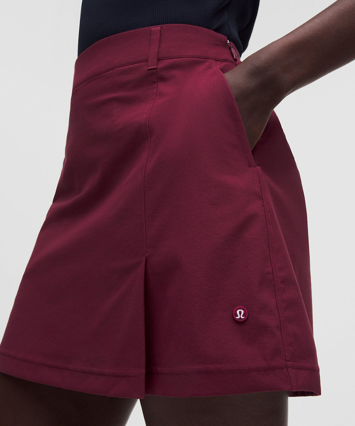 Lululemon Stretch Twill Front Pleat Golf Skirt Embroidered Logo - Burgundy Bay - imagen 4