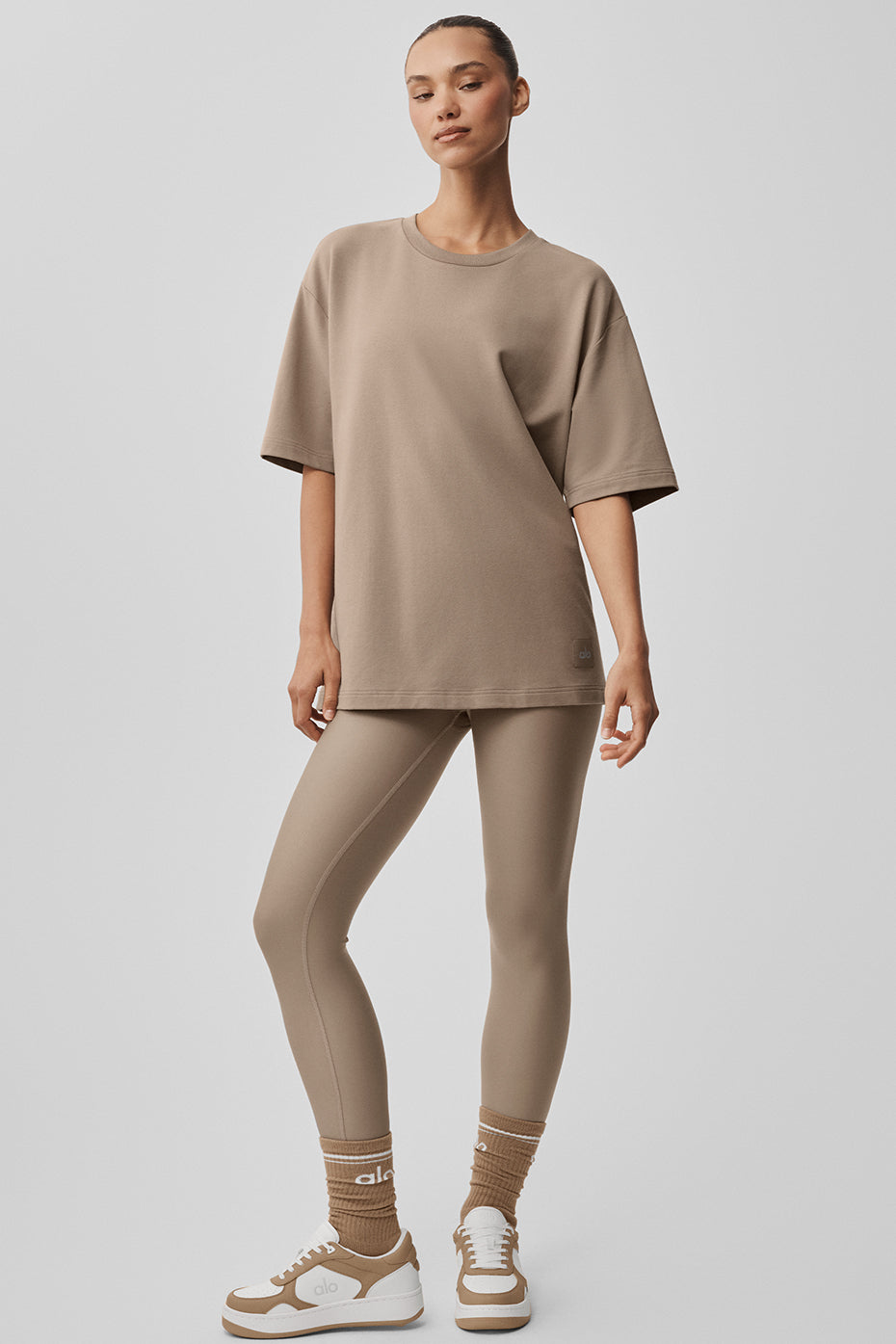 Alo Yoga Double Take Short Sleeve - Gravel - imagen 4