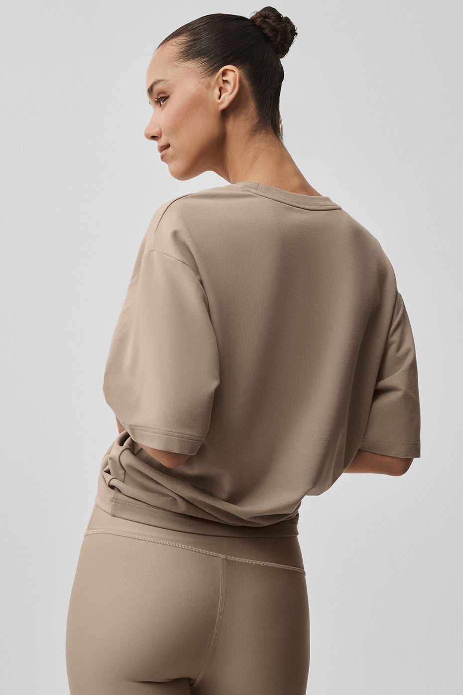 Alo Yoga Double Take Short Sleeve - Gravel - imagen 3