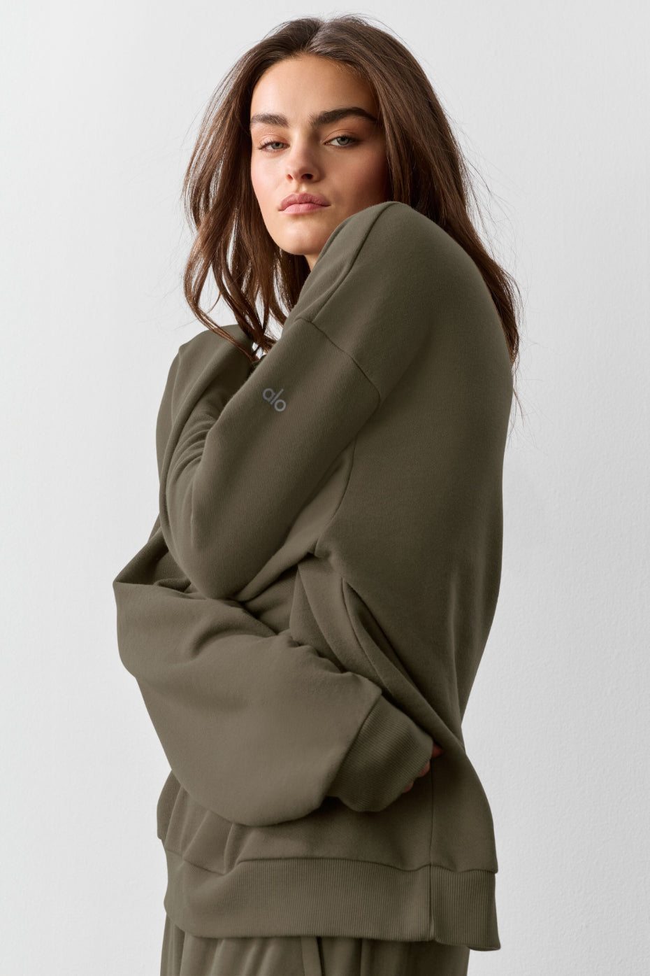 Alo Yoga Chill Crew Neck Pullover - Olive Tree - imagen 3