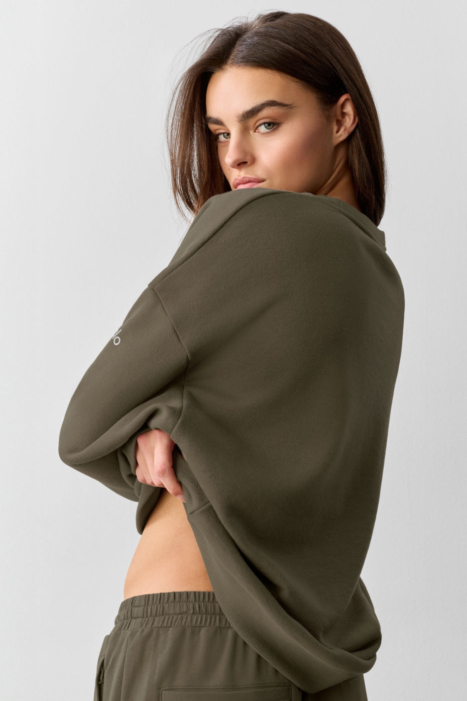 Alo Yoga Chill Crew Neck Pullover - Olive Tree - imagen 2