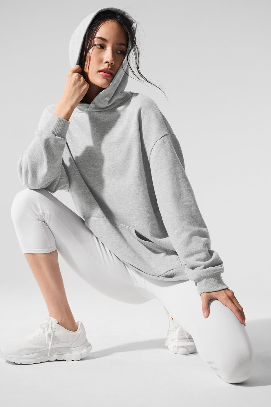 Alo Yoga Chill Hoodie - Athletic Heather Grey - imagen 5