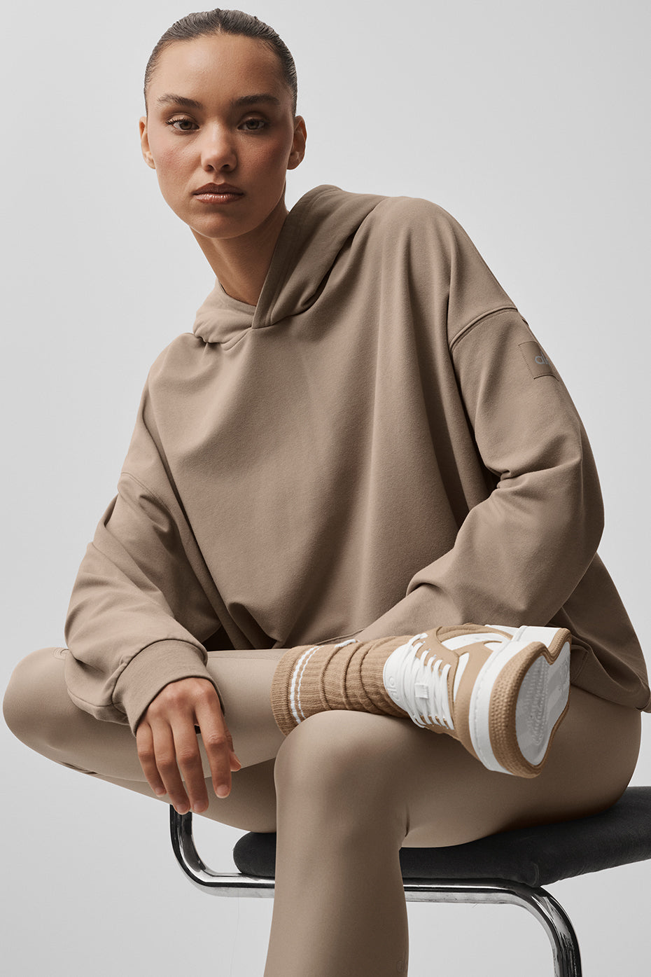 Alo Yoga Double Take Hoodie - Gravel - imagen 4