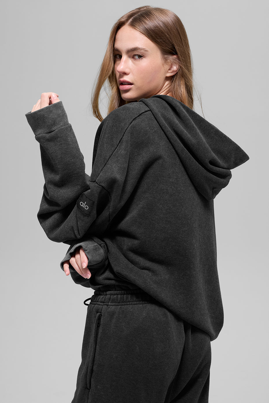 Alo Yoga Chill Vintage Wash Hoodie - Black Wash - imagen 2