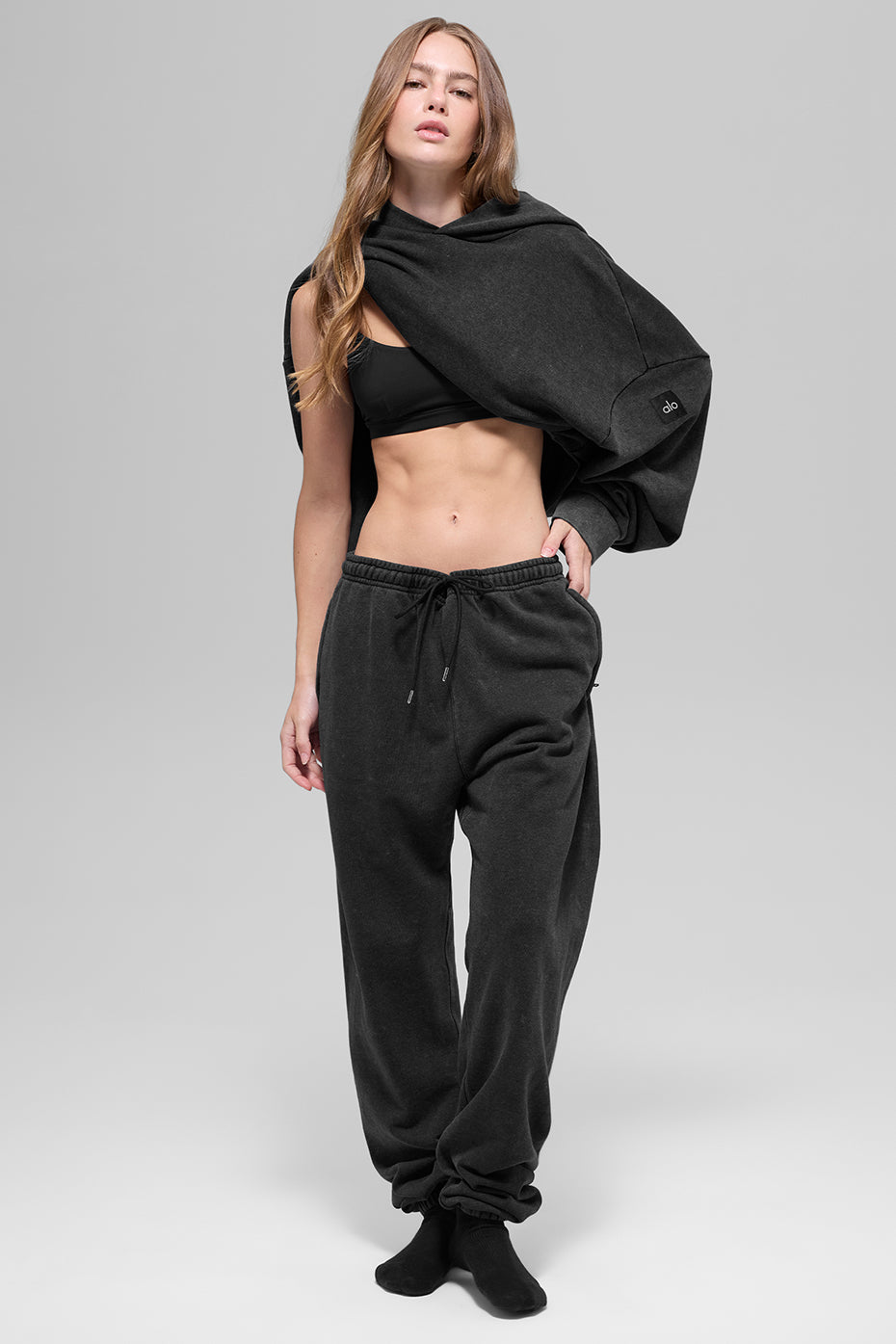 Alo Yoga Chill Vintage Wash Hoodie - Black Wash - imagen 3