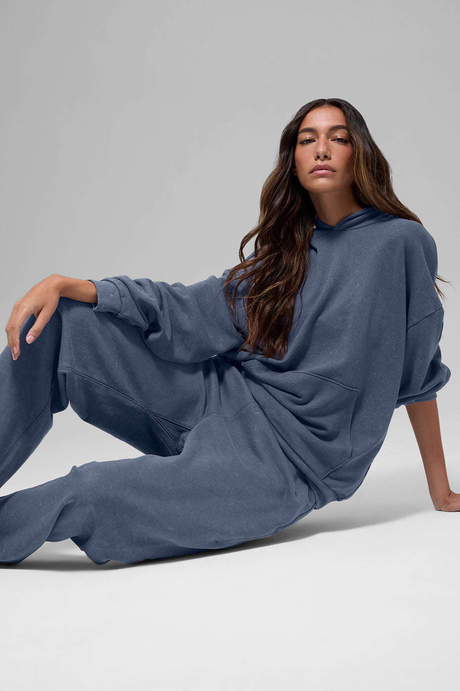 Alo Yoga Chill Vintage Wash Hoodie - Bluestone Wash - imagen 3