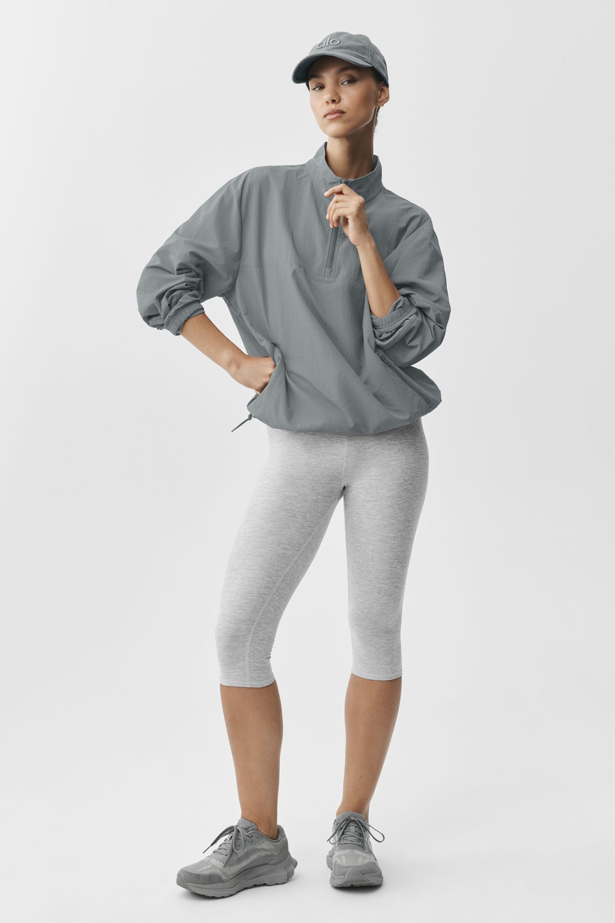 Alo Yoga Light Weight Takeaway Track Pullover - Monument - imagen 4