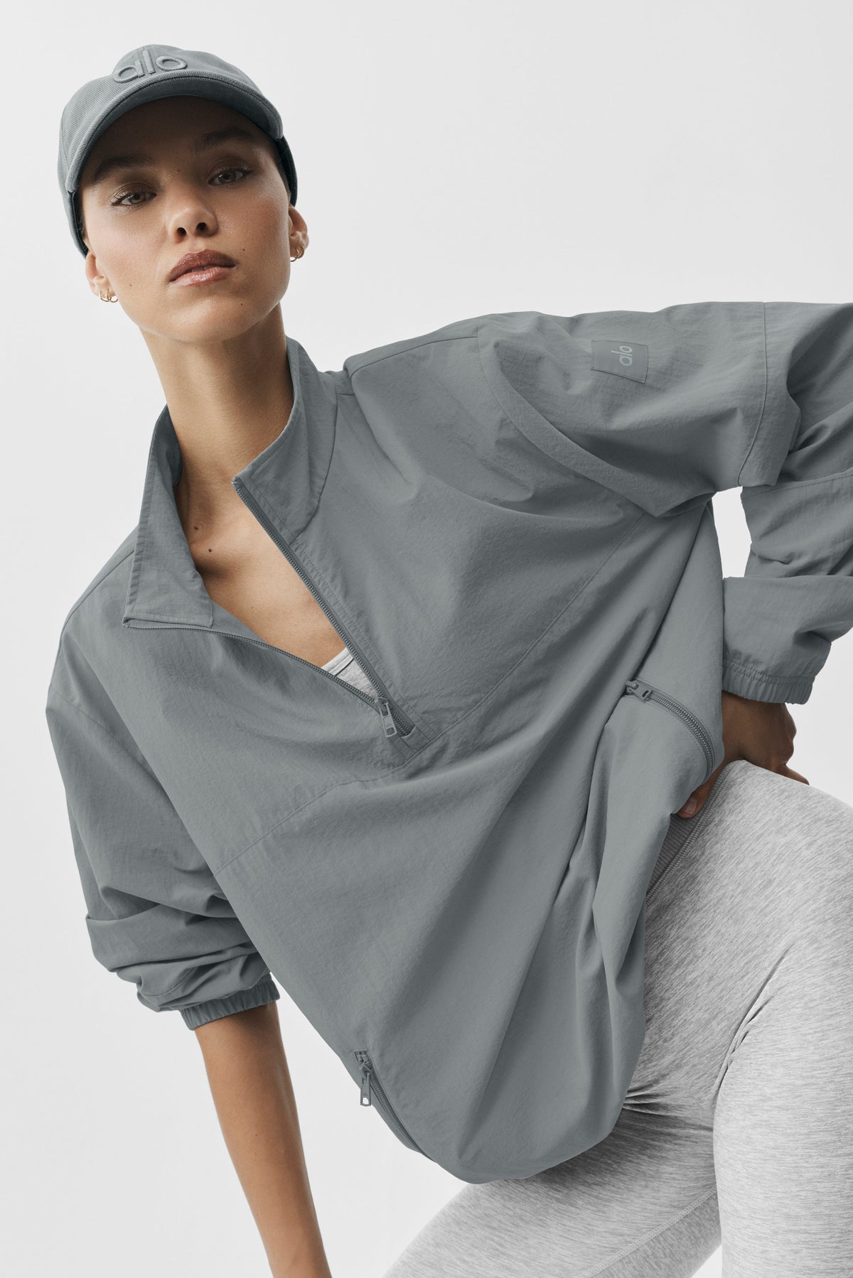 Alo Yoga Light Weight Takeaway Track Pullover - Monument - imagen 3