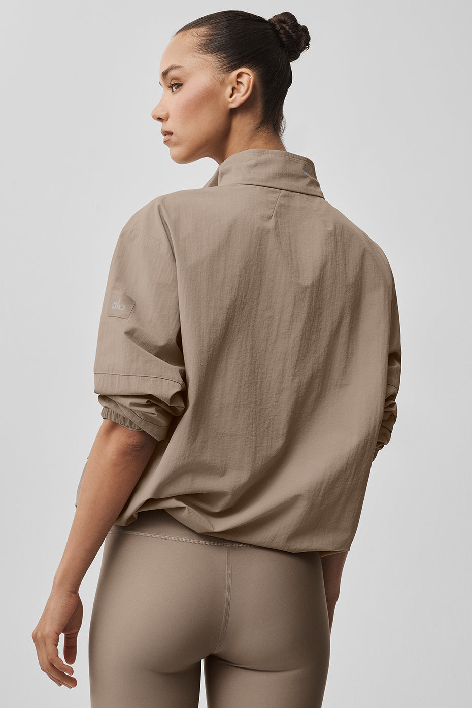 Alo Yoga Light Weight Takeaway Track Pullover - Gravel - imagen 3