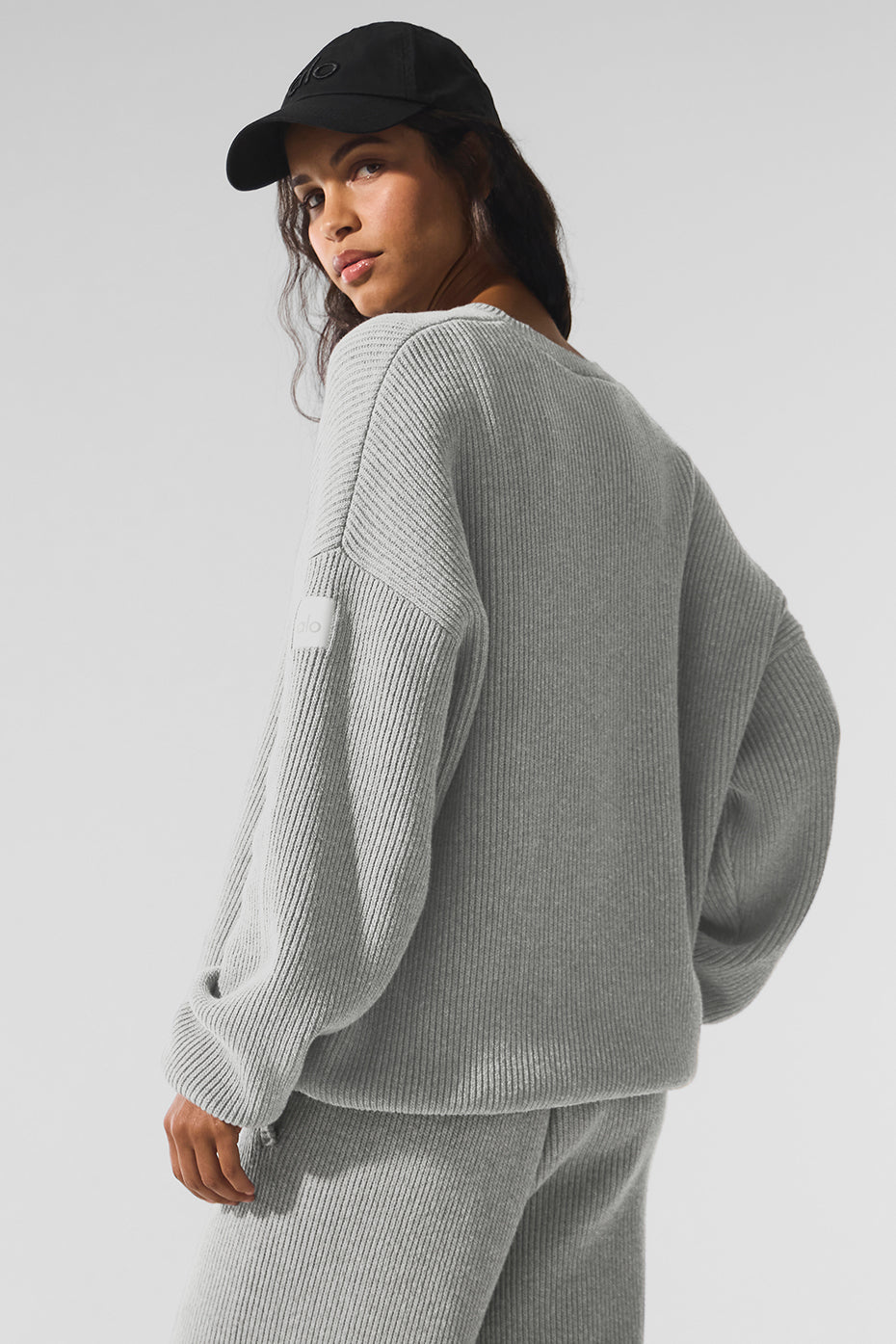 Alo Yoga Domain Rib Knit Crew Sweater - Athletic Heather Grey - imagen 4