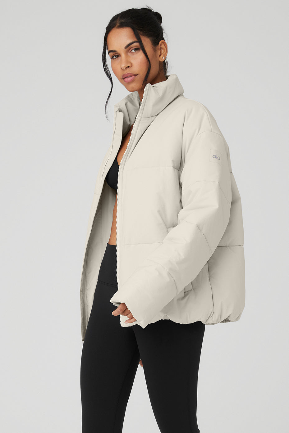 Alo Yoga Stretch Woven Street Puffer - Bone - imagen 3