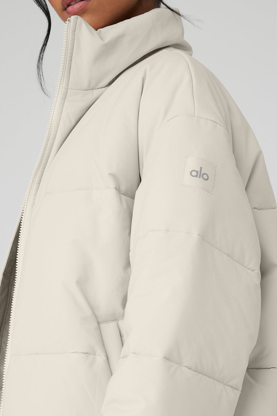 Alo Yoga Stretch Woven Street Puffer - Bone - imagen 4
