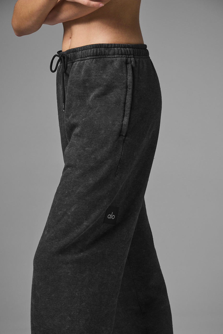 Alo Yoga Chill Vintage Wash Sweatpant - Black Wash - imagen 2