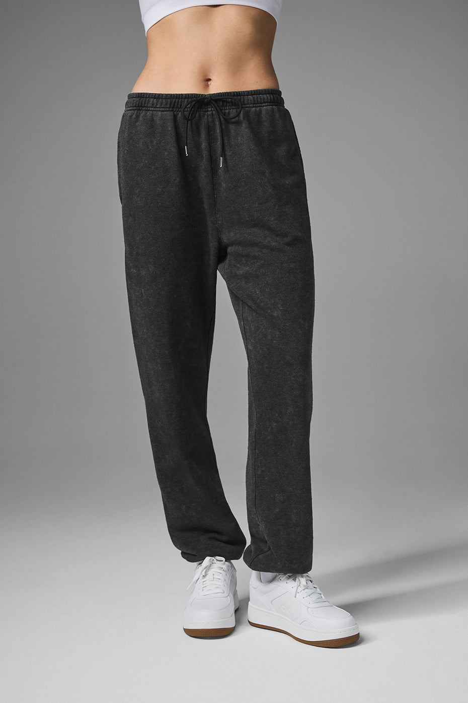 Alo Yoga Chill Vintage Wash Sweatpant - Black Wash - imagen 1