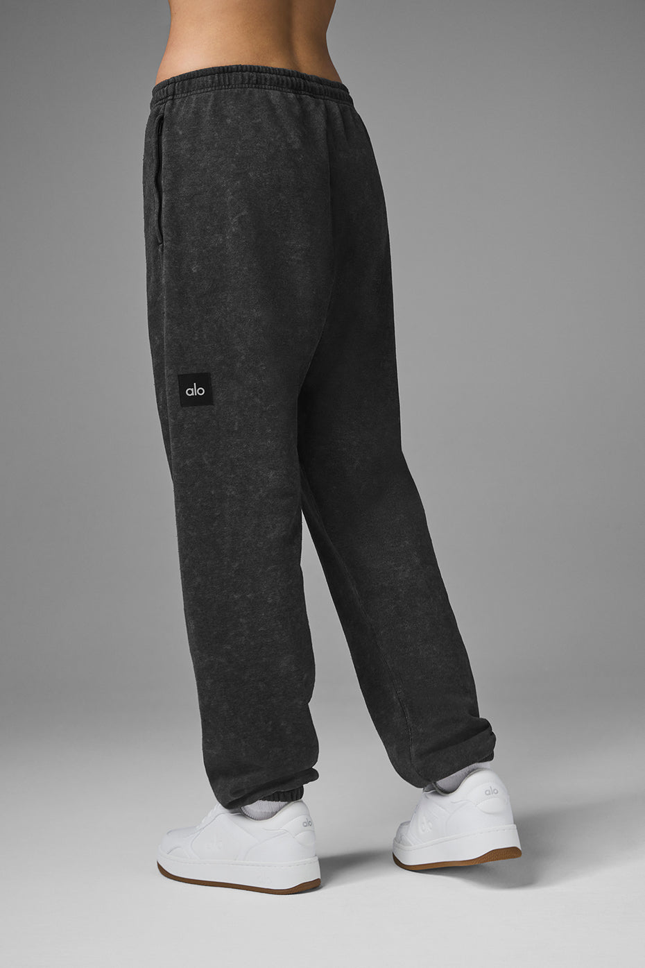 Alo Yoga Chill Vintage Wash Sweatpant - Black Wash - imagen 3