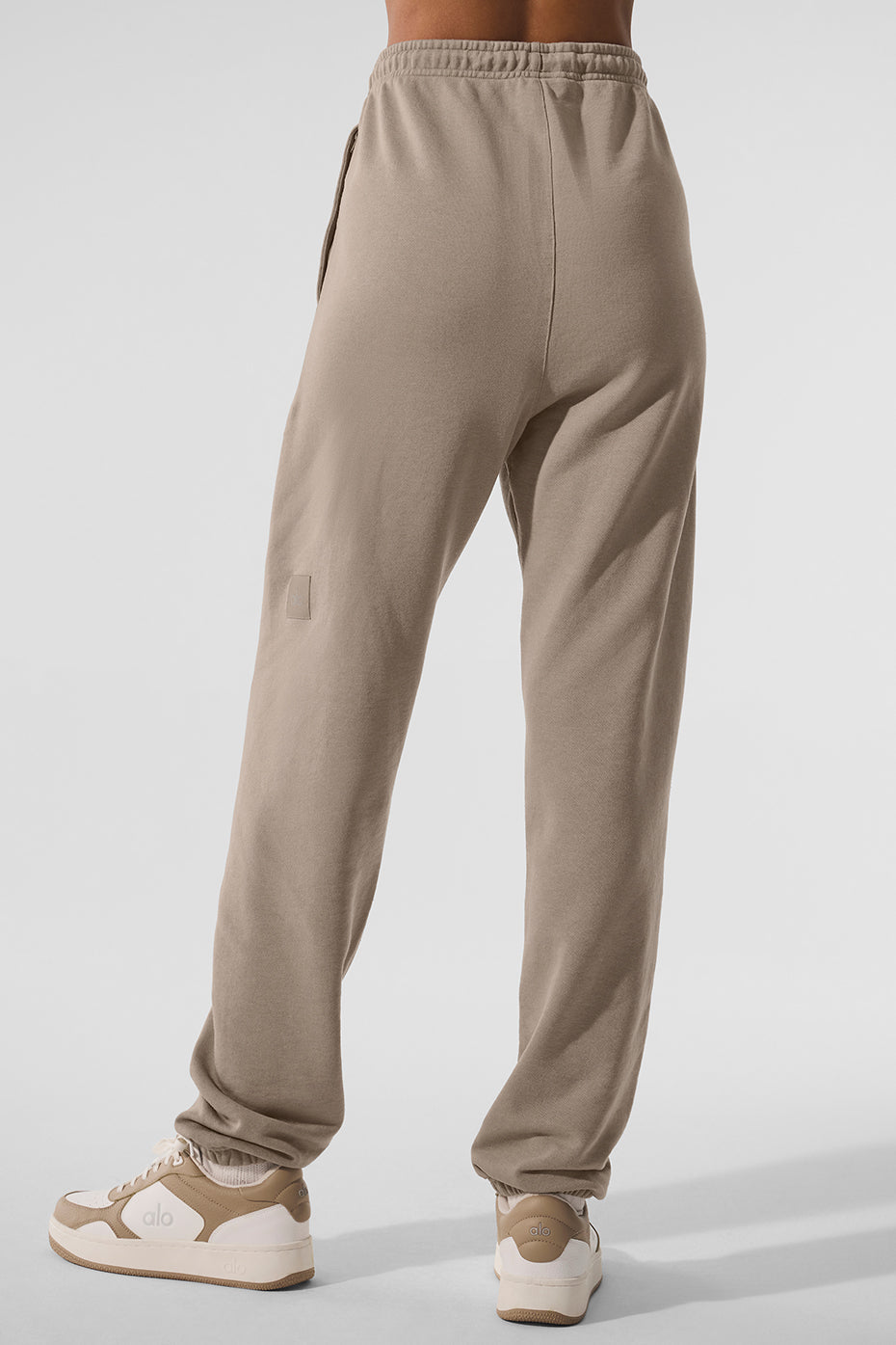 Alo Yoga Chill Vintage Wash Sweatpant - Gravel Wash - imagen 2