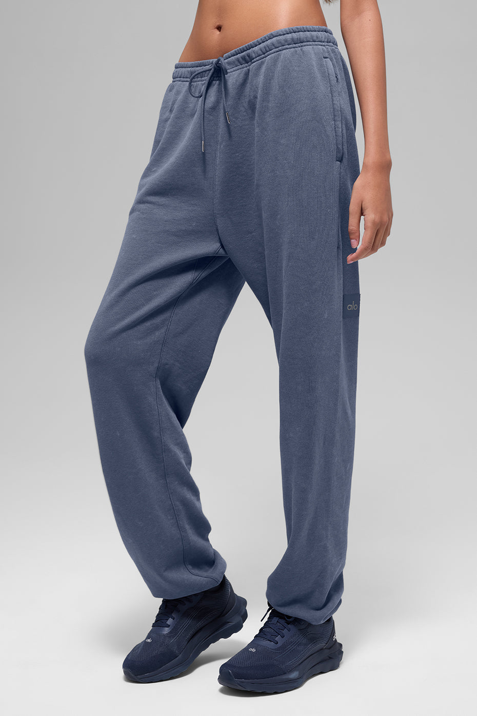 Alo Yoga Chill Vintage Wash Sweatpant - Bluestone Wash - imagen 4