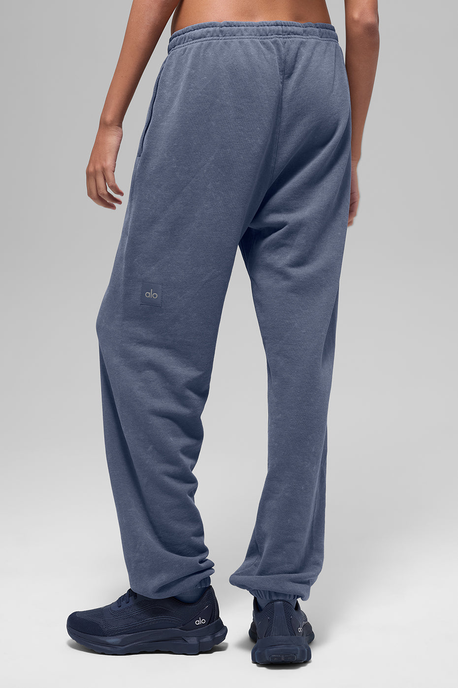 Alo Yoga Chill Vintage Wash Sweatpant - Bluestone Wash - imagen 3
