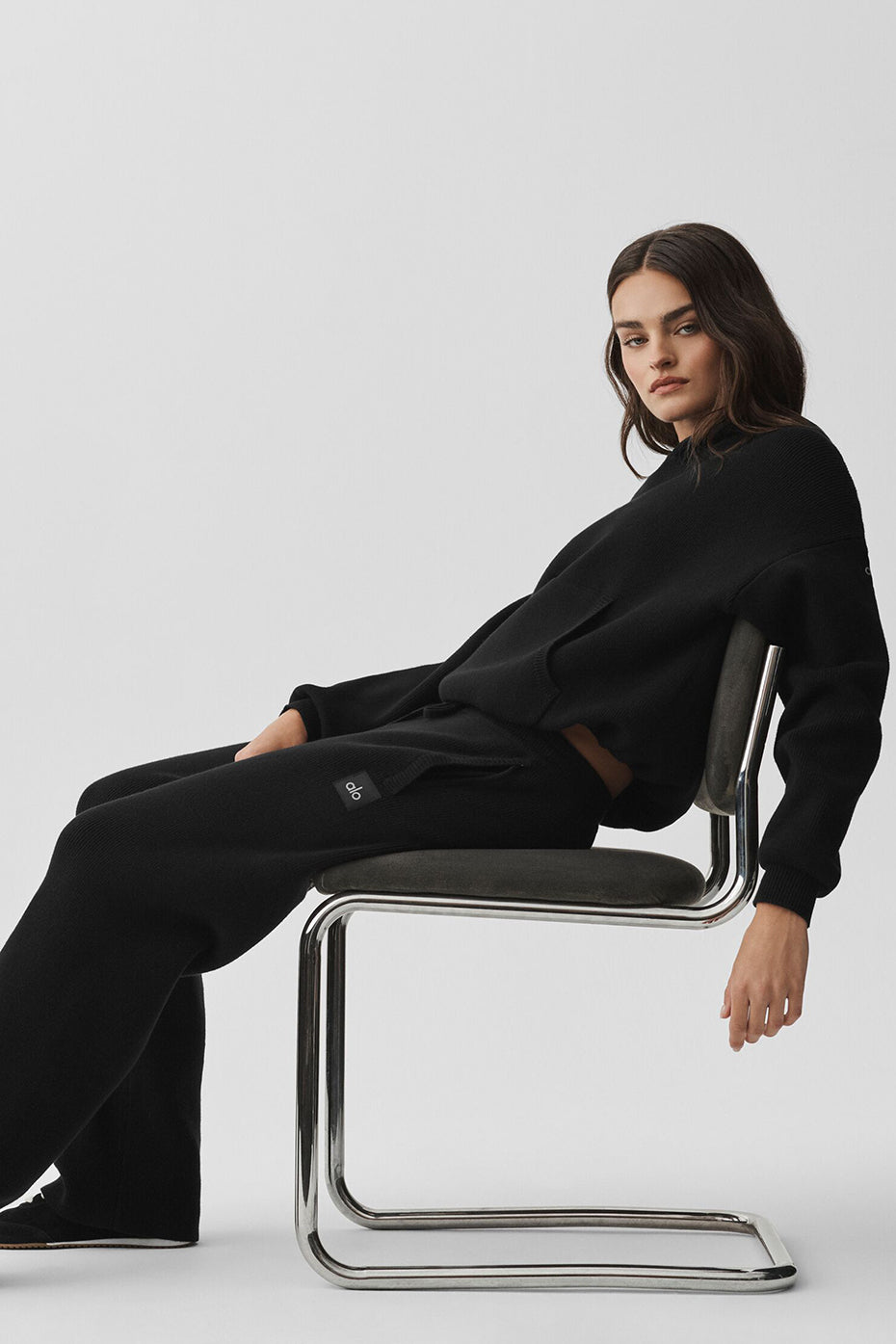 Alo Yoga Scholar Straight Leg Sweatpant - Black - imagen 4