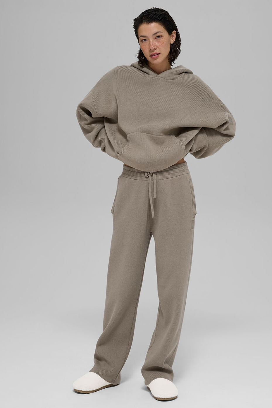 Alo Yoga Scholar Straight Leg Sweatpant - Light Cocoa - imagen 4