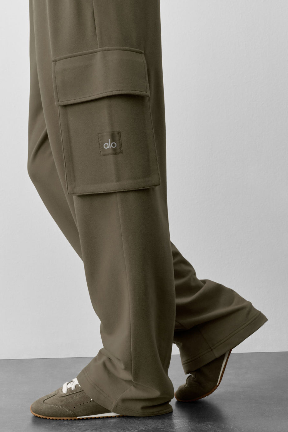 Alo Yoga Double Take Cargo Pant - Olive Tree - imagen 4