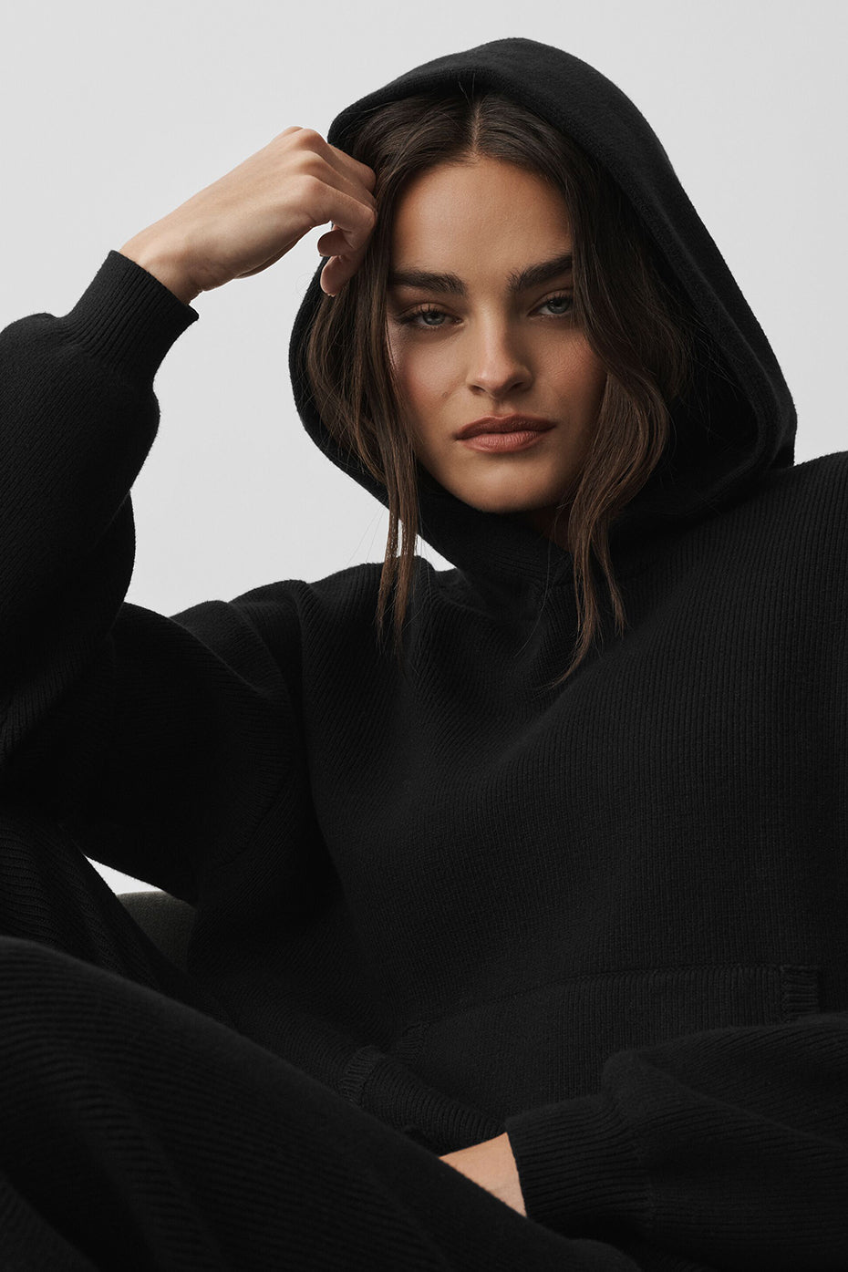 Alo Yoga Scholar Hooded Sweater - Black - imagen 3