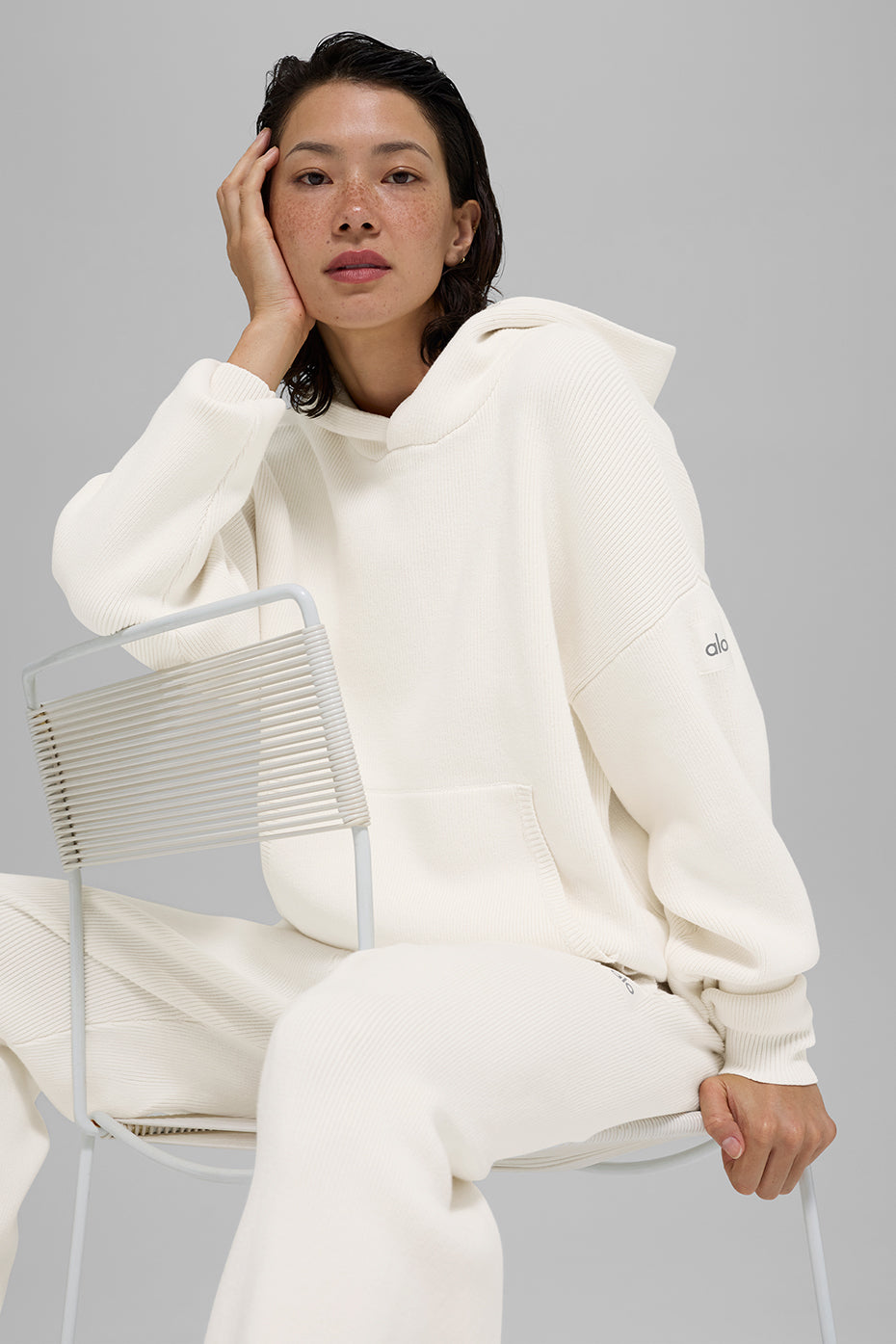 Alo Yoga Scholar Hooded Sweater - Ivory - imagen 4
