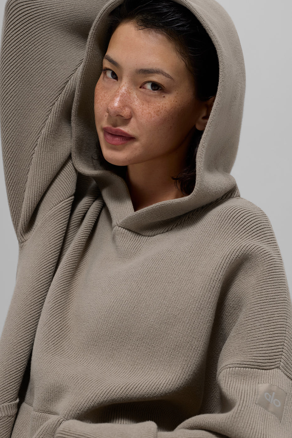 Alo Yoga Scholar Hooded Sweater - Light Cocoa - imagen 4