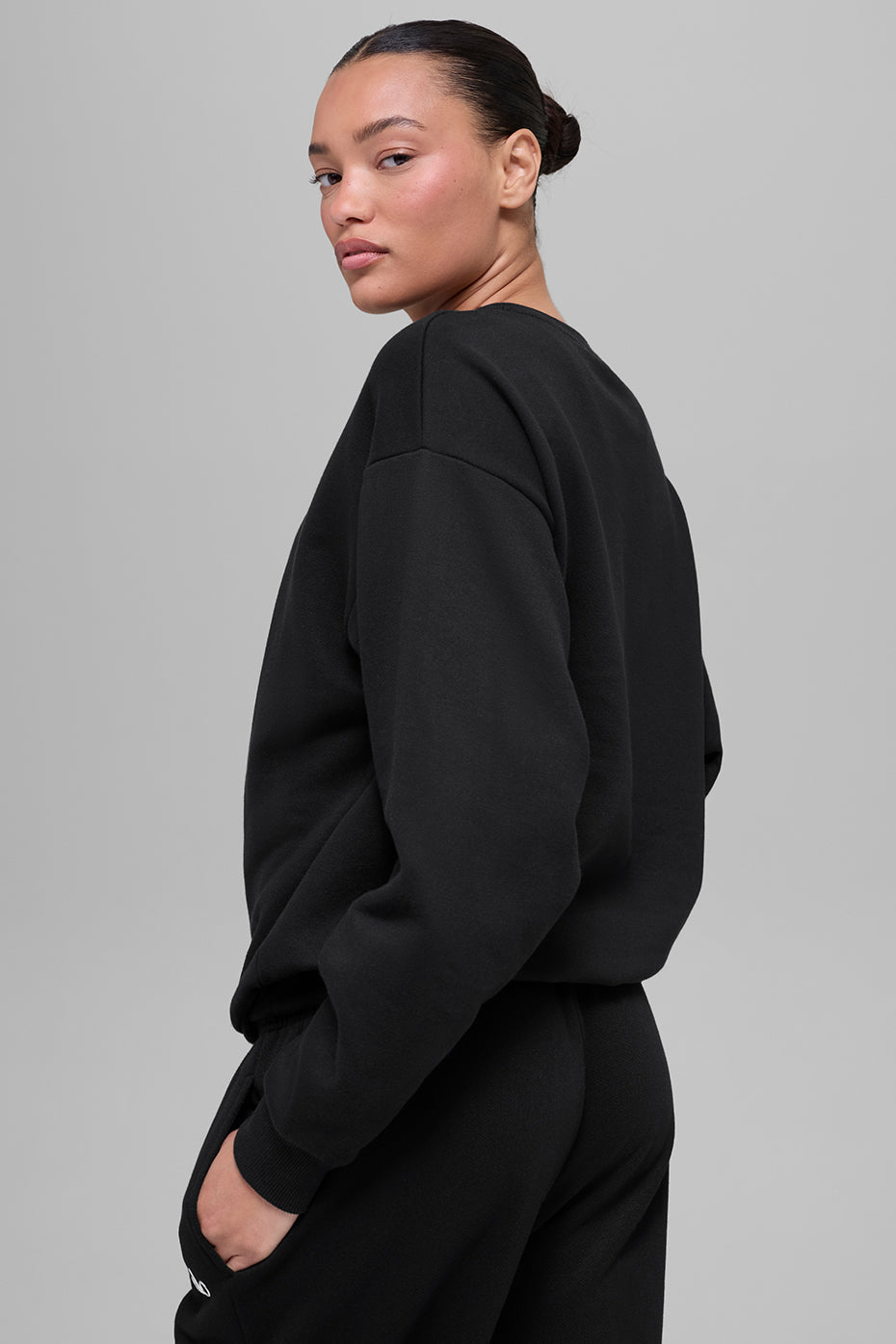 Alo Yoga Accolade Crew Neck Pullover - Black - imagen 4