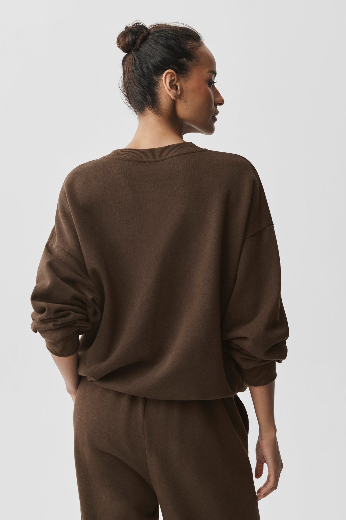Alo Yoga Accolade Crew Neck Pullover - Espresso - imagen 2