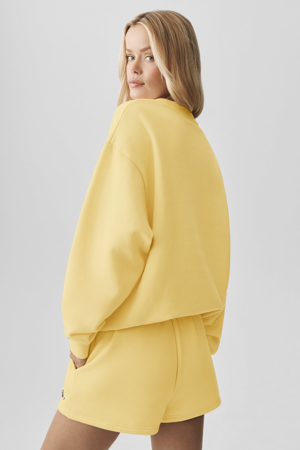 Alo Yoga Accolade Crew Neck Pullover - Warm Butter - imagen 4