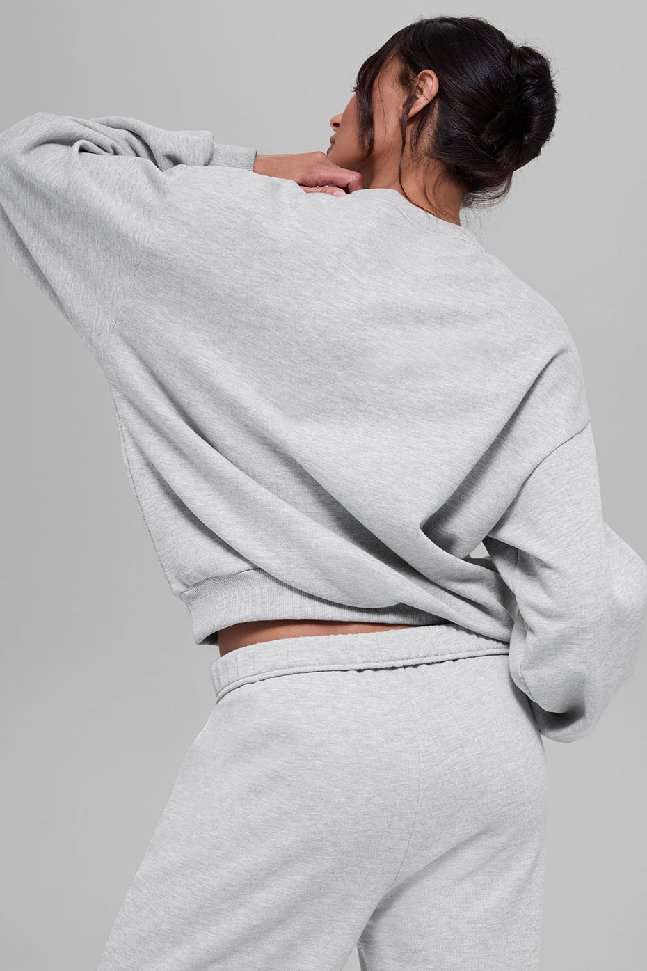 Alo Yoga Accolade Crew Neck Pullover - Athletic Heather Grey - imagen 3