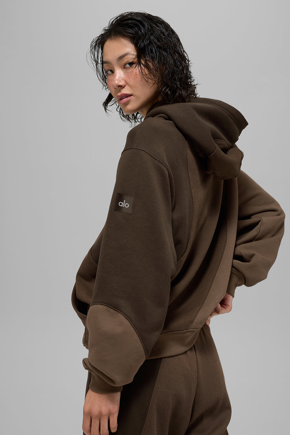 Alo Yoga Make Waves Hoodie - Espresso Tonal - imagen 2